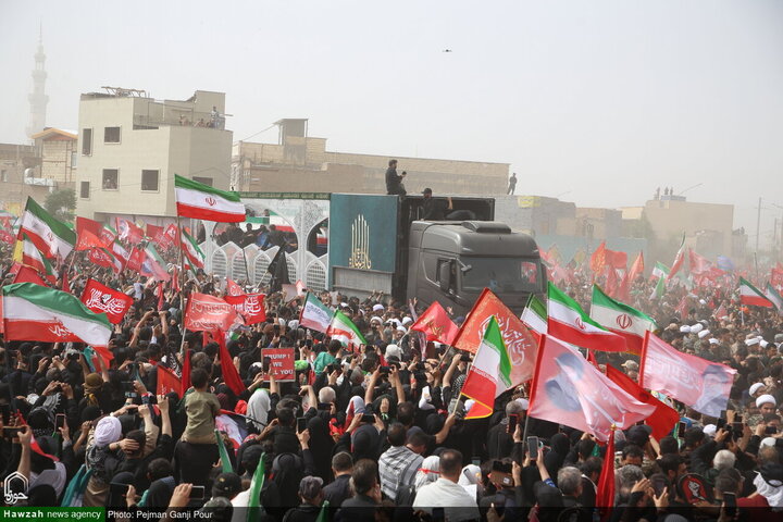 Photos/Qom : Marée humaine pour les funérailles épiques du Leader martyr de la Révolution