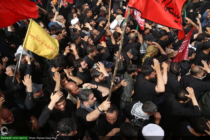Photos/Qom : Marée humaine pour les funérailles épiques du Leader martyr de la Révolution