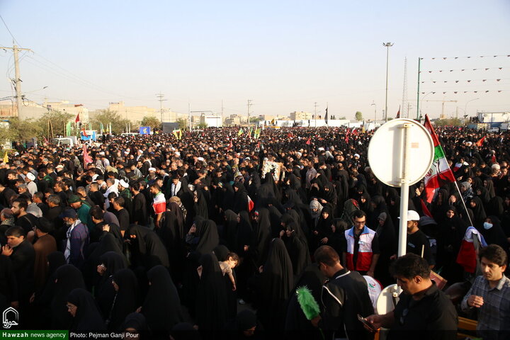 Photos/Qom : Marée humaine pour les funérailles épiques du Leader martyr de la Révolution