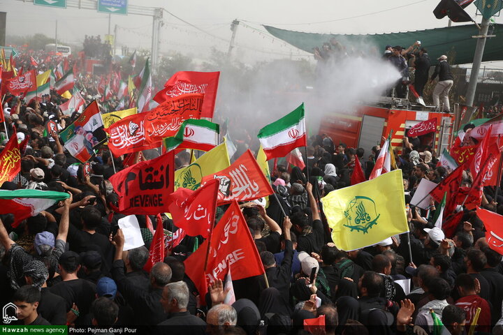 Photos/Qom : Marée humaine pour les funérailles épiques du Leader martyr de la Révolution