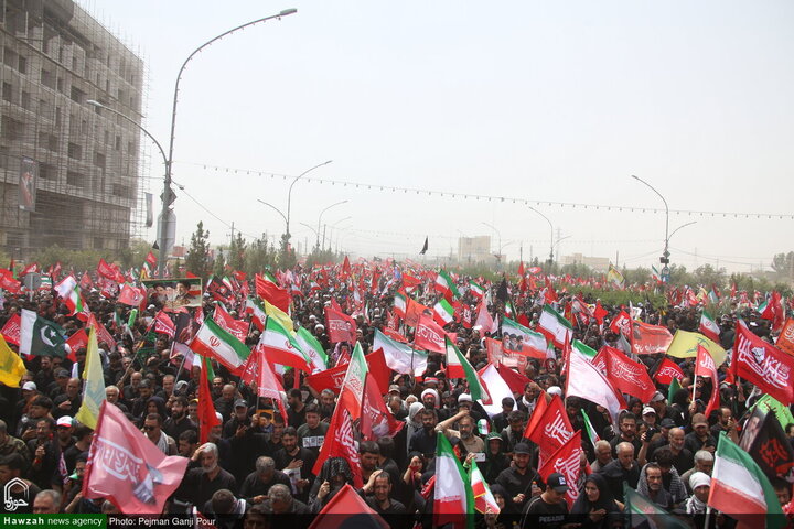 Photos/Qom : Marée humaine pour les funérailles épiques du Leader martyr de la Révolution