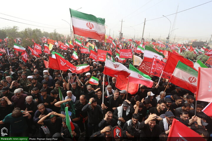 Photos/Qom : Marée humaine pour les funérailles épiques du Leader martyr de la Révolution