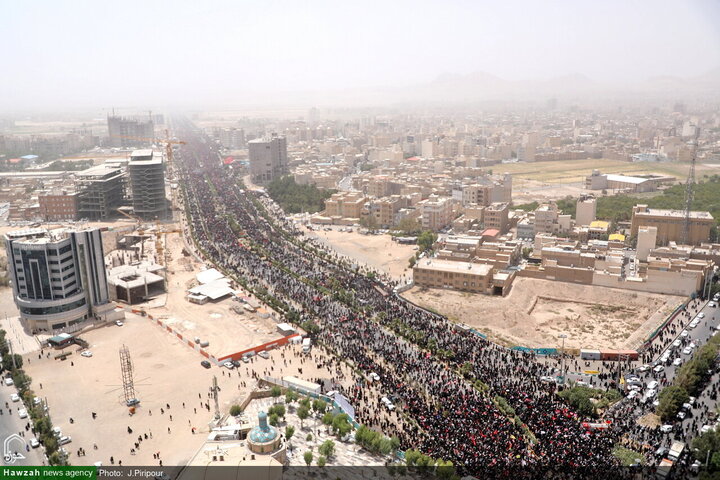 Photos/Qom : Marée humaine pour les funérailles épiques du Leader martyr de la Révolution