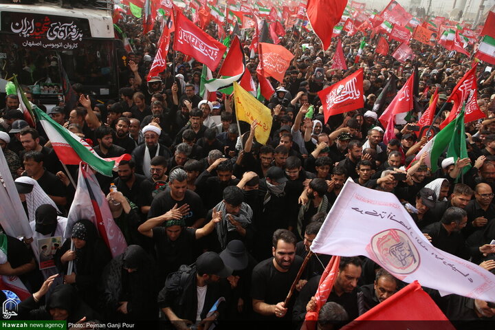 Photos/Qom : Marée humaine pour les funérailles épiques du Leader martyr de la Révolution