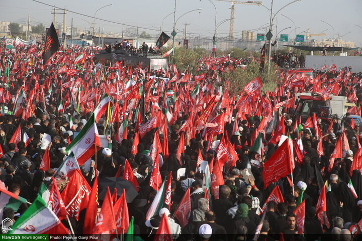 Photos/Qom : Marée humaine pour les funérailles épiques du Leader martyr de la Révolution