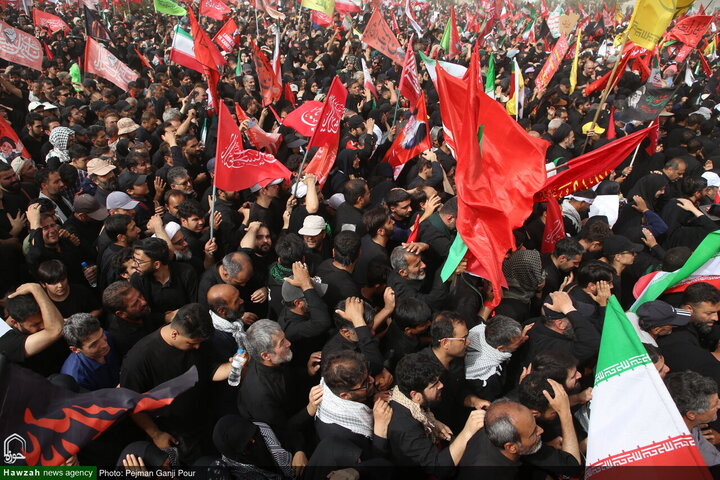 Photos/Qom : Marée humaine pour les funérailles épiques du Leader martyr de la Révolution