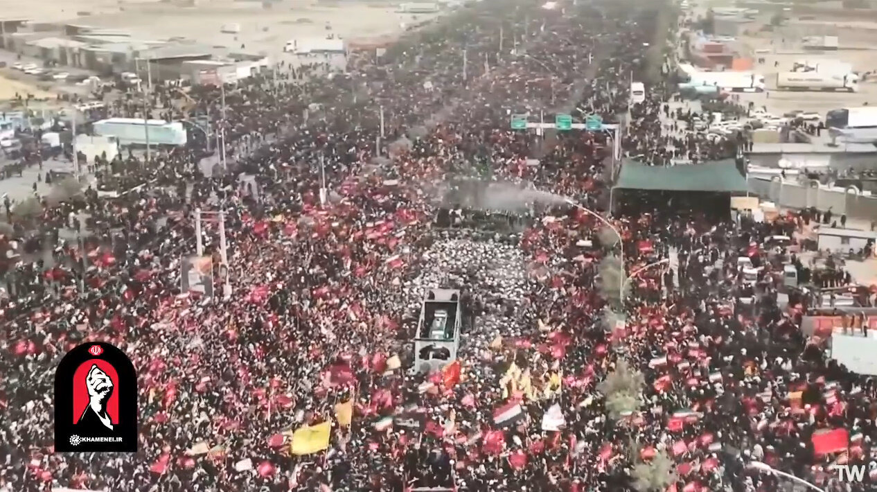 انطلاق مراسم التشييع الشعبي لقائد الثورة الإسلامية الشهيد في مدينة قم المقدسة (فيديو)