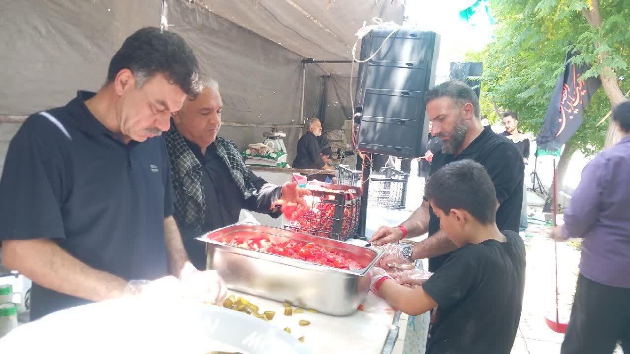 خدمت‌رسانی موکب شهدای جهاد کشاورزی کرمانشاه به زائران در قم