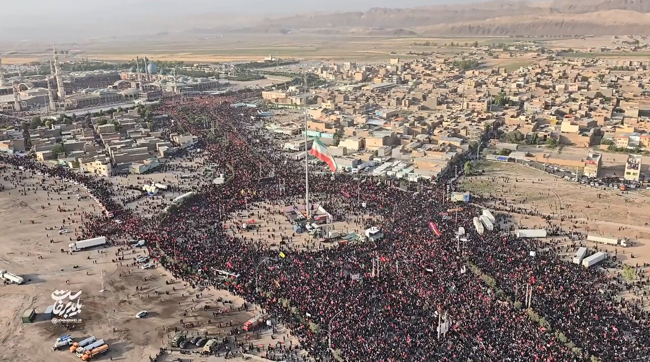 فيديو | سيلٌ بشري في تشييع جثمان قائد الثورة من مسجد جمكران إلى مرقد السيدة فاطمة المعصومة (عليها السلام)