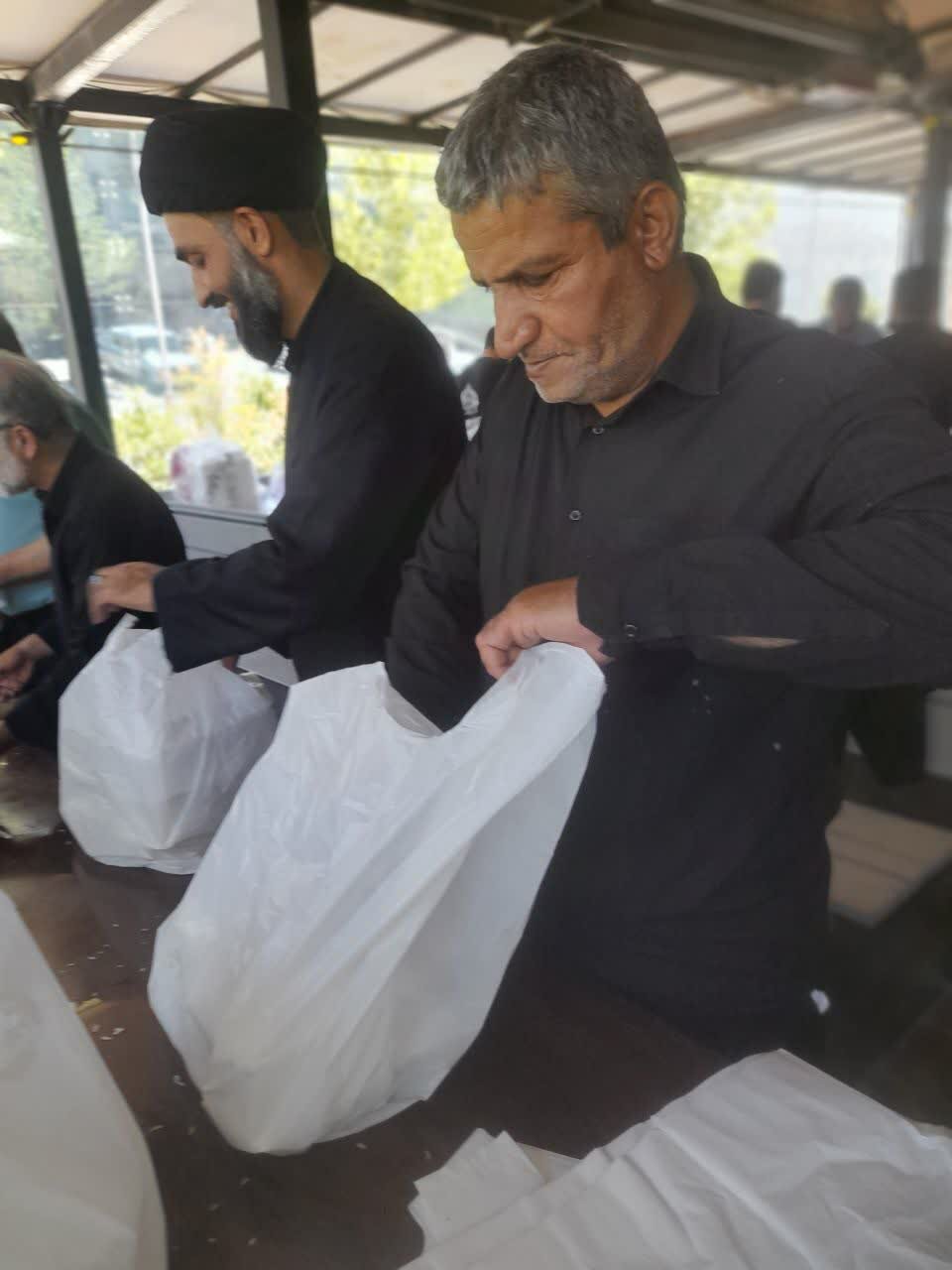 روزانه ۱۰ هزار پرس غذا برای زائران امام شهید در مصلای امام خمینی تهران طبخ شد