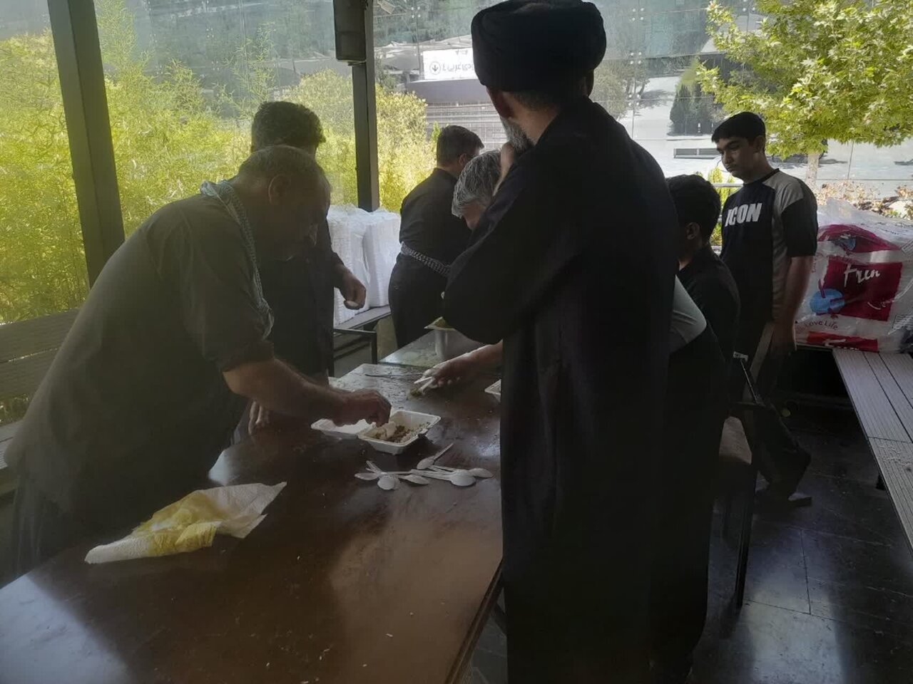 روزانه ۱۰ هزار پرس غذا برای زائران امام شهید در مصلای امام خمینی تهران طبخ شد