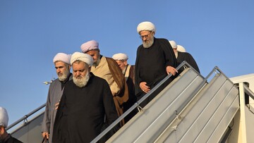 تصاویر/ ادای احترام جمعی از علمای قم به محل شهادت حاج قاسم در بد ورود به عراق
