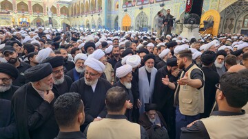 فیلم | حضور پرشور علمای ایران و عراق برای اقامه نماز بر پیکر رهبر شهید در حرم امام علی(ع)