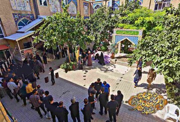 مدرسه علمیه امام محمدباقر(علیه‌السلام) میزبان ۶۰۰ زائر مراسم تشییع امام شهید شد
