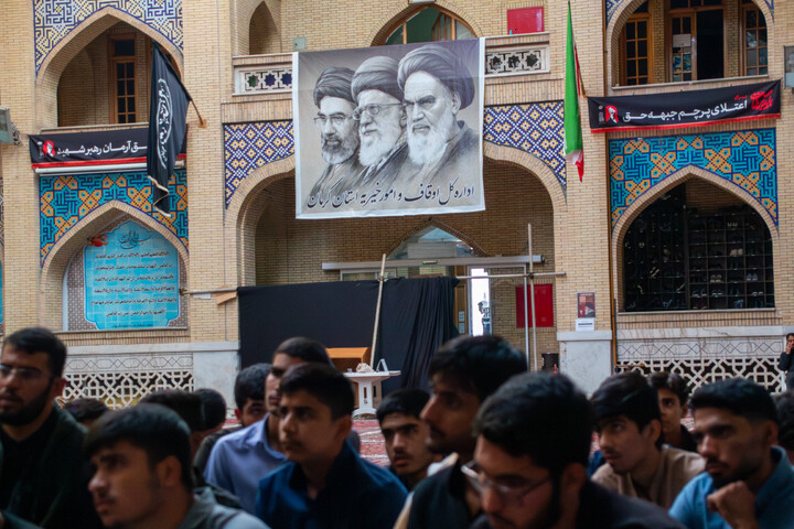 تصاویر/ حضور طلاب استان کرمان در آستانه تشییع رهبر شهید ایران در مشهد