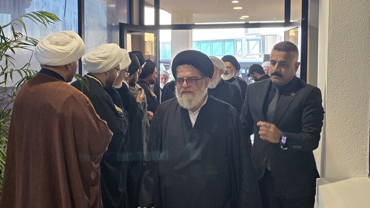 تصاویر/ ادای احترام جمعی از علمای قم به محل شهادت حاج قاسم در بد ورود به عراق