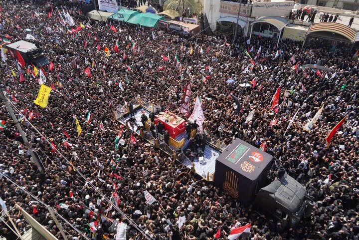 مدينةُ النجف الأشرف تُودّعُ الإمامَ الخامنئي بطوفانٍ بشريٍّ في ساحةِ ثورةِ العشرين