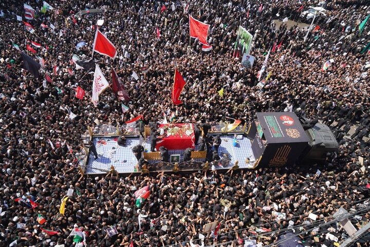 مدينةُ النجف الأشرف تُودّعُ الإمامَ الخامنئي بطوفانٍ بشريٍّ في ساحةِ ثورةِ العشرين