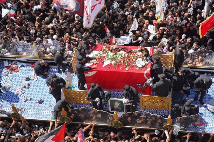 مدينةُ النجف الأشرف تُودّعُ الإمامَ الخامنئي بطوفانٍ بشريٍّ في ساحةِ ثورةِ العشرين