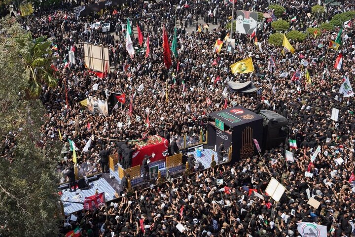 مدينةُ النجف الأشرف تُودّعُ الإمامَ الخامنئي بطوفانٍ بشريٍّ في ساحةِ ثورةِ العشرين