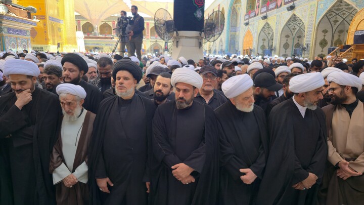 تصاویر اختصاصی حوزه از اقامه نماز بر پیکر رهبر شهید ایران در حرم امام علی علیه السلام