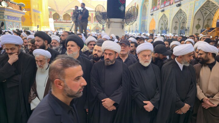 تصاویر اختصاصی حوزه از اقامه نماز بر پیکر رهبر شهید ایران در حرم امام علی علیه السلام