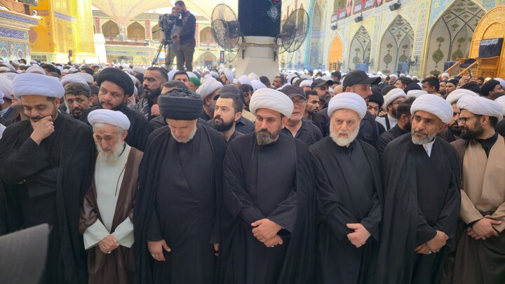 تصاویر اختصاصی حوزه از اقامه نماز بر پیکر رهبر شهید ایران در حرم امام علی علیه السلام