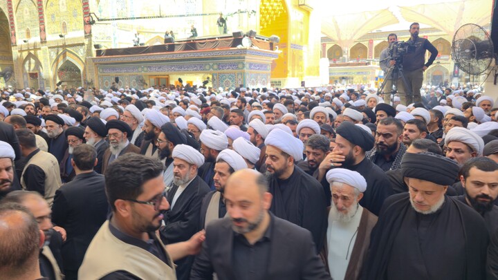 تصاویر اختصاصی حوزه از اقامه نماز بر پیکر رهبر شهید ایران در حرم امام علی علیه السلام