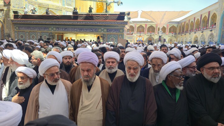 تصاویر اختصاصی حوزه از اقامه نماز بر پیکر رهبر شهید ایران در حرم امام علی علیه السلام