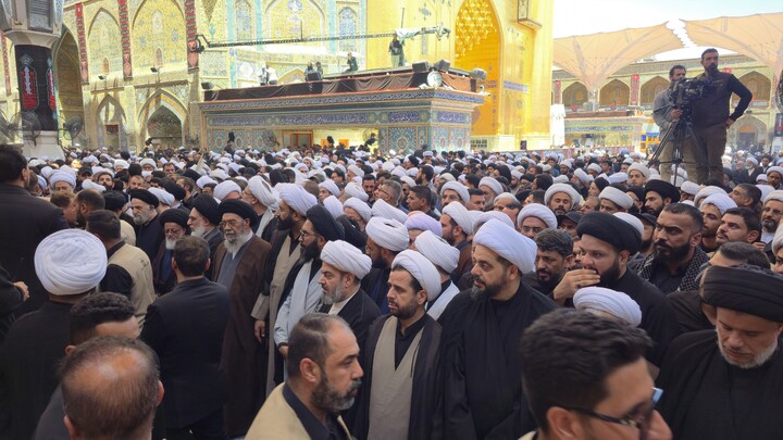 تصاویر اختصاصی حوزه از اقامه نماز بر پیکر رهبر شهید ایران در حرم امام علی علیه السلام