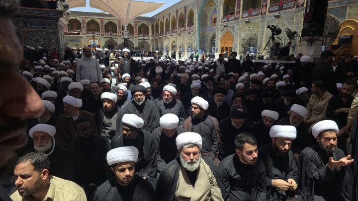 تصاویر اختصاصی حوزه از اقامه نماز بر پیکر رهبر شهید ایران در حرم امام علی علیه السلام
