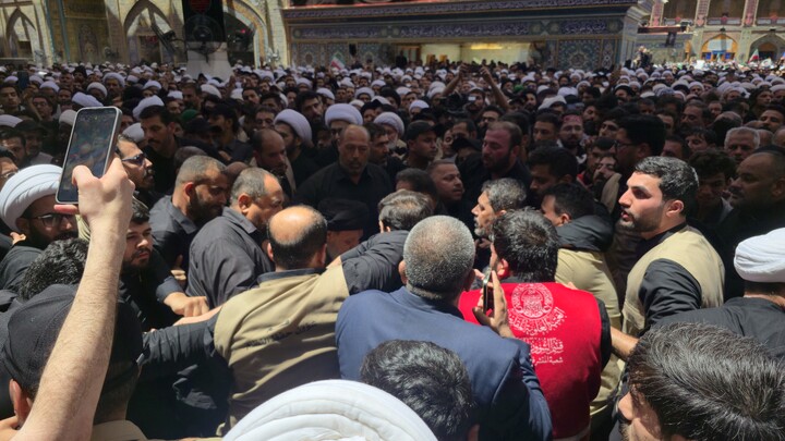 تصاویر اختصاصی حوزه از اقامه نماز بر پیکر رهبر شهید ایران در حرم امام علی علیه السلام