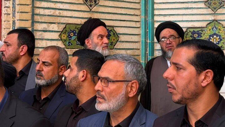 نجف اشرف میں رہبرِ شہید آیت اللہ العظمی خامنہ ای کی نمازِ جنازہ میں آیت اللہ العظمی سیستانی کے فرزندوں کی شرکت