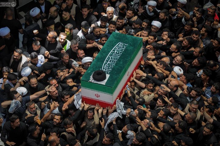 تشييع مهيب لجثمان آية الله العظمى الخامنئي في العتبة العلوية