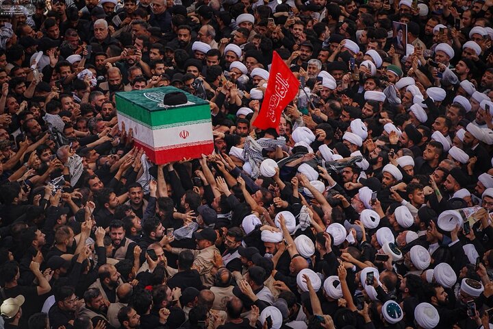 تشييع مهيب لجثمان آية الله العظمى الخامنئي في العتبة العلوية