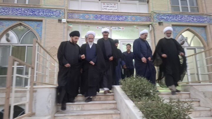 تصاویر/ دیدار آیت الله اعرافی با طلاب و روحانیون شهرستان آران وبیدگل