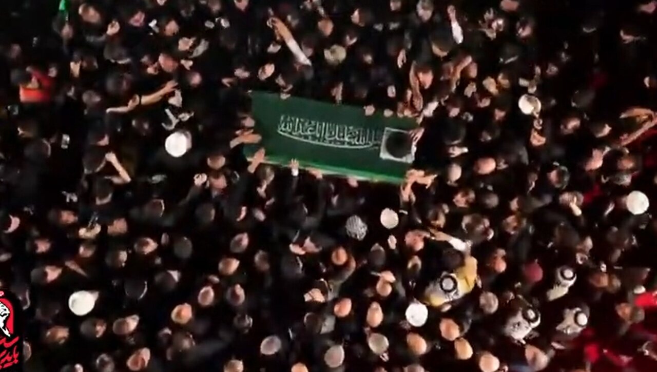 فیلم | ادای احترام مردم و مسئولان عراق به پیکر مطهر رهبر شهید انقلاب اسلامی در جایگاه ویژه فرودگاه نجف اشرف
