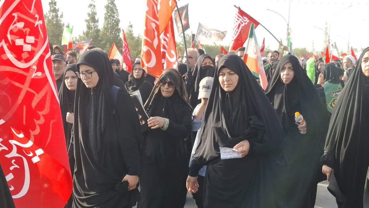 حضور گسترده مردم، مسئولان و کاروان «پرچمداران ولایت» کاشان در آیین بدرقه و تشییع امام شهید+فیلم وتصاویر