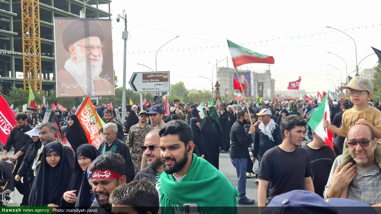 کلیپ| بدرقه حماسی رهبر شهید انقلاب در مسیر بلوار پیامبر اعظم قم