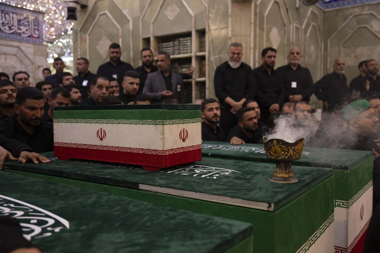 تشییع رهبر شهید در حرم حضرت عباس (ع)