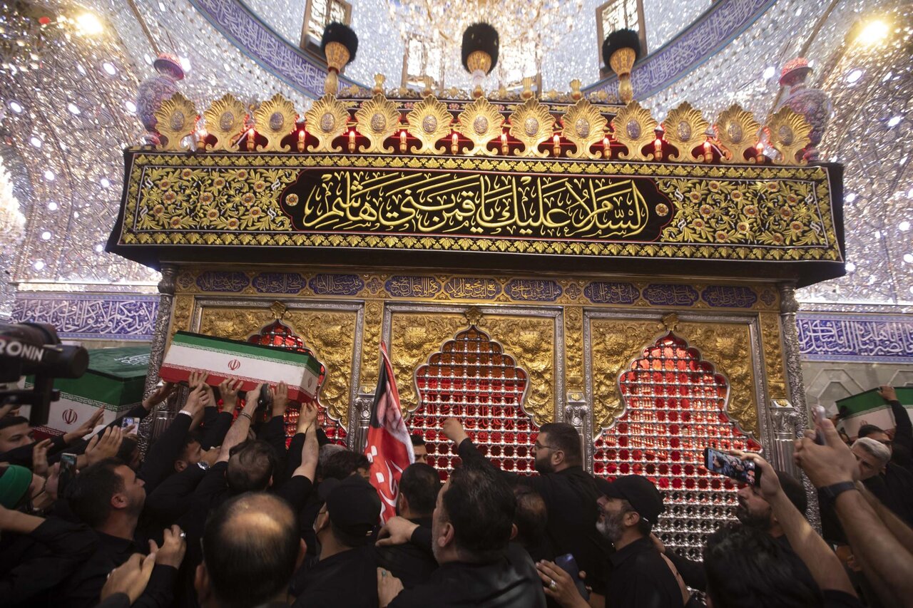 تشییع رهبر شهید در حرم حضرت عباس (ع)