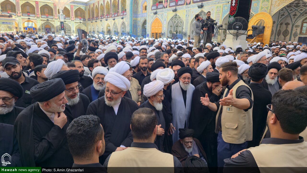 فیم | حضور پرشور علمای ایران و عراق برای اقامه نماز بر پیکر رهبر شهید در حرم امام علی(ع)