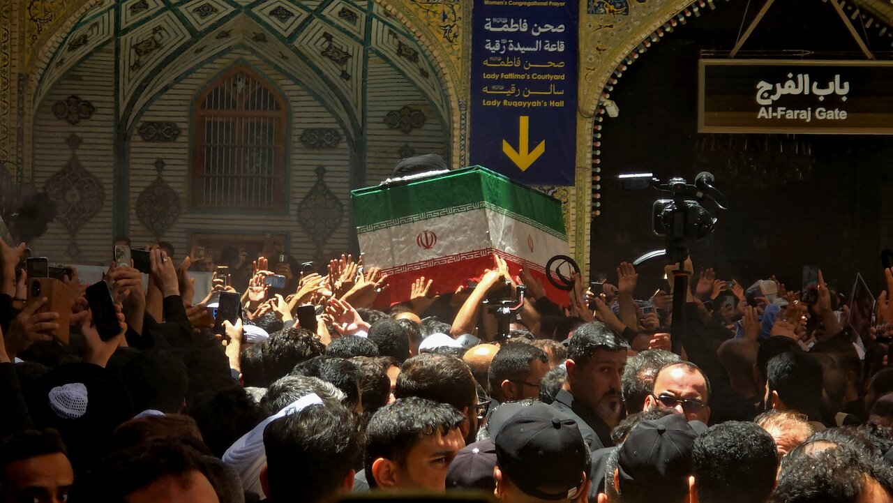 تصاویر اختصاصی خبرگزاری حوزه از تشییع و نماز بر پیکر رهبر شهید در حرم مطهر امیرالمومنین علیه السلام