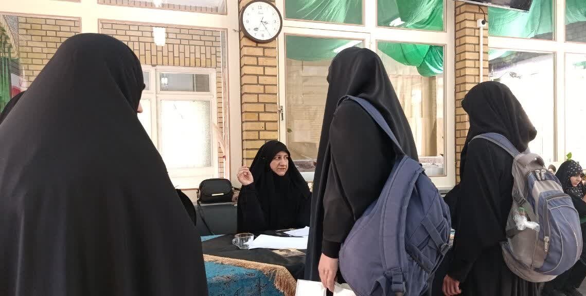 فیلم | فعالیت‌های خادمان جامعه الزهرا(س) جهت خدمت‌رسانی به زائران مراسم تشییع امام شهید