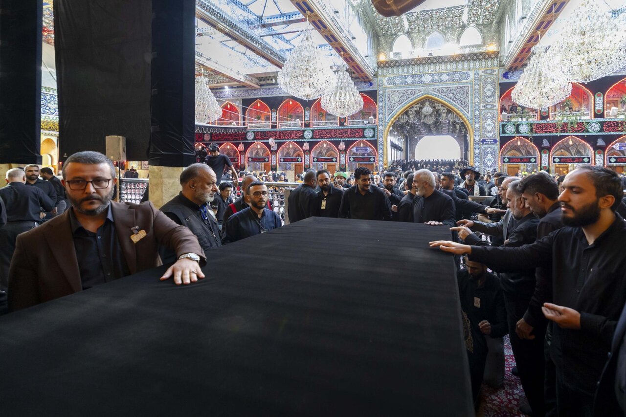 Saint Sanctuaire Al-Abbas prépare l’estrade destinée au cercueil du martyr, l’Imam Khamenei