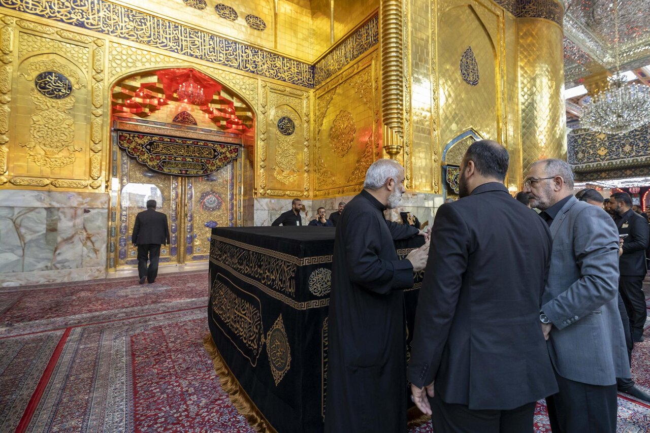 Saint Sanctuaire Al-Abbas prépare l’estrade destinée au cercueil du martyr, l’Imam Khamenei