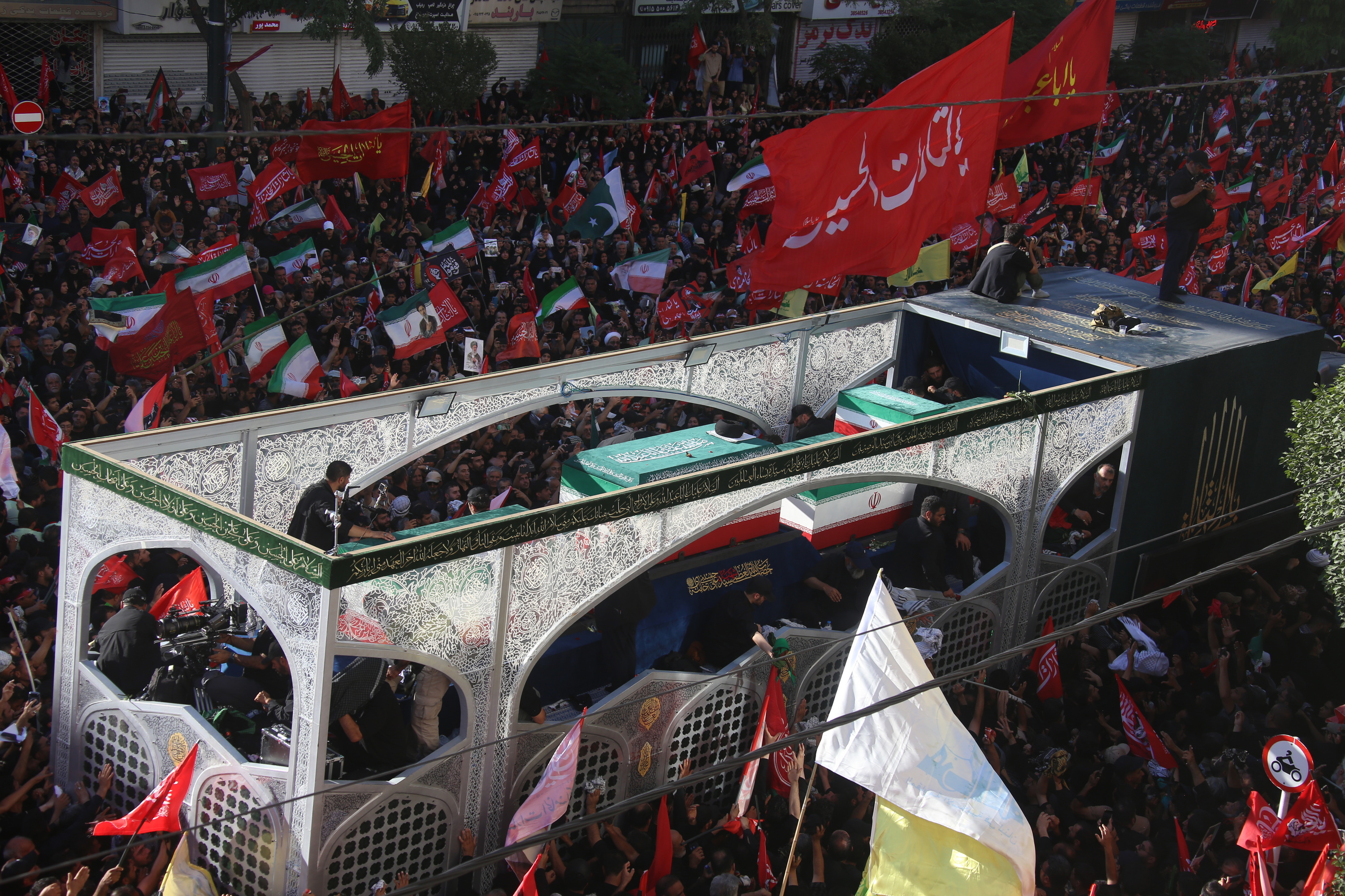 تصاویر/ مشہد مقدس میں رہبرِ شہید کے کی تاریخی تشییع جنازہ کے دلسوز مناظر