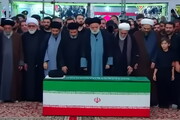 ویڈیو/ مشہد مقدس میں آیت اللہ سید مصطفی حسینی خامنہ ای کی اقتدا میں رہبر شہید کی نماز جنازہ + ویڈیو