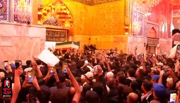 فیلم | پیکر مطهر امام مجاهد شهید بر دستان عزاداران وارد ضریح شش گوشه سیدالشهدا (ع) شد