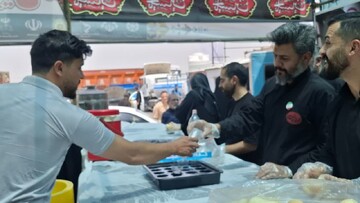 تصاویر/ خدمت رسانی روستائیان آزران در موکب باب الحوائج بخش برزک به زائرین رهبرشهید